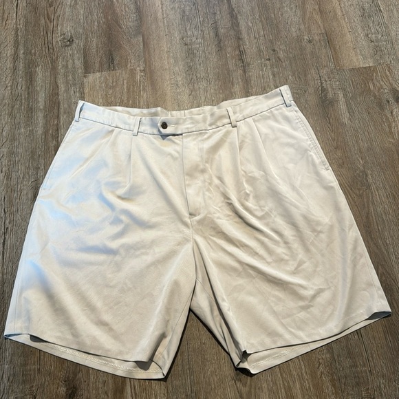 JACK NICKLAUS KHAKI SHORTS (40) - Picture 1 of 6